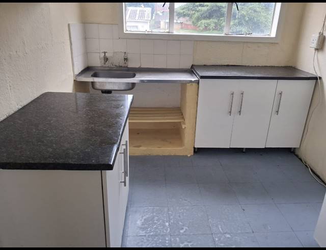 2 BEDROOM FLAT TO LET IN AUSTERVILLE